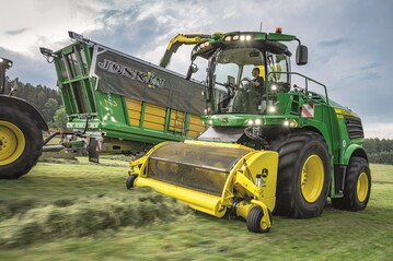 Mit dem Modelljahr 23 �berarbeitet John Deere
sein Feldh�cksler Portfolio der 8000er und 9000er Baureihe.