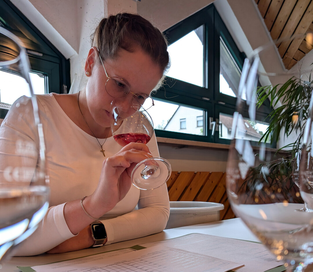 W�rttembergs amtierende Weink�nigin und ausgebildete Winzerin Larissa Salcher verkostete in der Jury mit. 