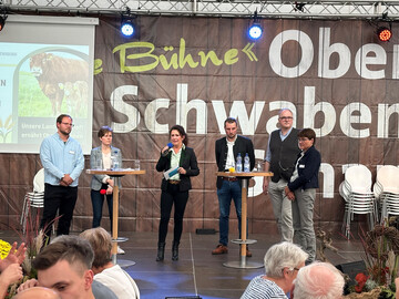 Podiumsdiskussion beim Fachgespr�ch des Landwirtschaftsamtes Ravensburg mit (v. l.) Obstbauberater Philipp Fitz-Koch; Maria Koch, Landwirtin und Mitarbeiterin im Landwirtschaftsamt; Moderatorin Andrea Gmeinder, Leiterin des Landwirtschaftsamtes im Landratsamt Ravensburg; Stephan Leitl, Vorstandsvorsitzender BAG�Allg�u-Oberschwaben eG; Hermann G�ttler, Stelzenm�hle in Bad Wurzach, und Sabine Weiland, Ern�hrungszentrum Allg�u-Oberschwaben.
