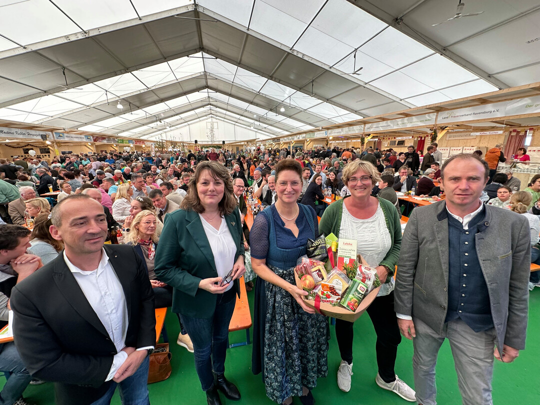 Kundgebung auf der Oberschwabenschau/Agraria Oberschwaben 2024 (v. l.): Thomas Lötsch, Dezernent im Landratsamt Ravensburg; Juliane Vees, Vorsitzende der Landfrauen Württemberg-Hohenzollern; Gastrednerin Christine Singer, bayerische Landesbäuerin und Mitglied im Europaparlament für die Freien Wähler; Roswitha Geyer-Fäßler, LBV-Vizepräsidentin und Vorsitzende im Kreisbauernverband Allgäu-Oberschwaben, und Franz Schönberger, Vorsitzender im Kreisbauernverband Allgäu-Oberschwaben.