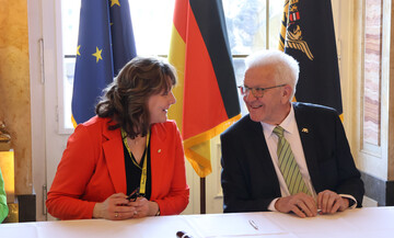 Im Austausch: Ministerpr�sident Winfried Kretschmann und Pr�sidentin Juliane Vees, derzeit Vorsitzende der Arbeitsgemeinschaft der Landfrauenverb�nde beim Strategiedialog Landwirtschaft.