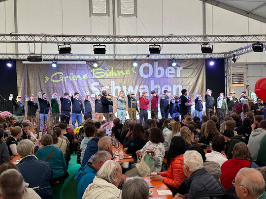 Die Vertreter von 20 Gruppen im Kreis Ravensburg auf der B�hne bei der Oberschwabenschau/Agraria Oberschwaben 2024 am Tag der Landjugend.