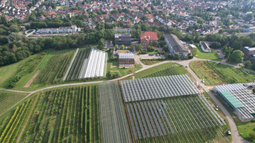 Auf dem Augustenberg bei Karlsruhe ist der Umbau eines ehemaligen Laborgebäudes in ein Bürogebäude abgeschlossen. Auch eine Agri-PV-Forschungsanlage wurde für das Landwirtschaftliche Technologiezentrum Augustenberg (LTZ) errichtet.