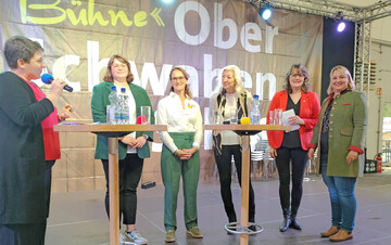 Eine Talkrunde mit (v. l.) Landfrauen-Gesch�ftsf�hrerin Martina Krattenmacher, Anne H�rle-L�ffler, Johanna Ke�ler, Olga Ruoff, Pr�sidentin Juliane Vees und Ministerialdirektorin Isabel Kling vom MLR griff auf, mit welchen H�rden Frauen auf dem Weg in die Selbstst�ndigkeit zu k�mpfen haben.