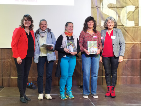 Präsidentin Juliane Vees (l.) und Vizepräsidentin Doris Härle (r.) freuen sich mit (v. l.) Monika Duller, Annemarie Halder und Maria Motz über Buchpreise, die sie beim Landfrauen-Gewinnspiel gewonnen haben.