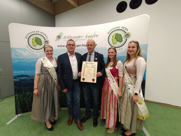 Vorsitzender Wolfgang Ruther (l.) �zeichnete im Beisein der Hopfenhoheiten Konrad Renz, den langj�hrigen Rechtsbeistand des Tettnanger Hopfenpflanzerverbandes, zum Ritter des Hopfenordens aus. 