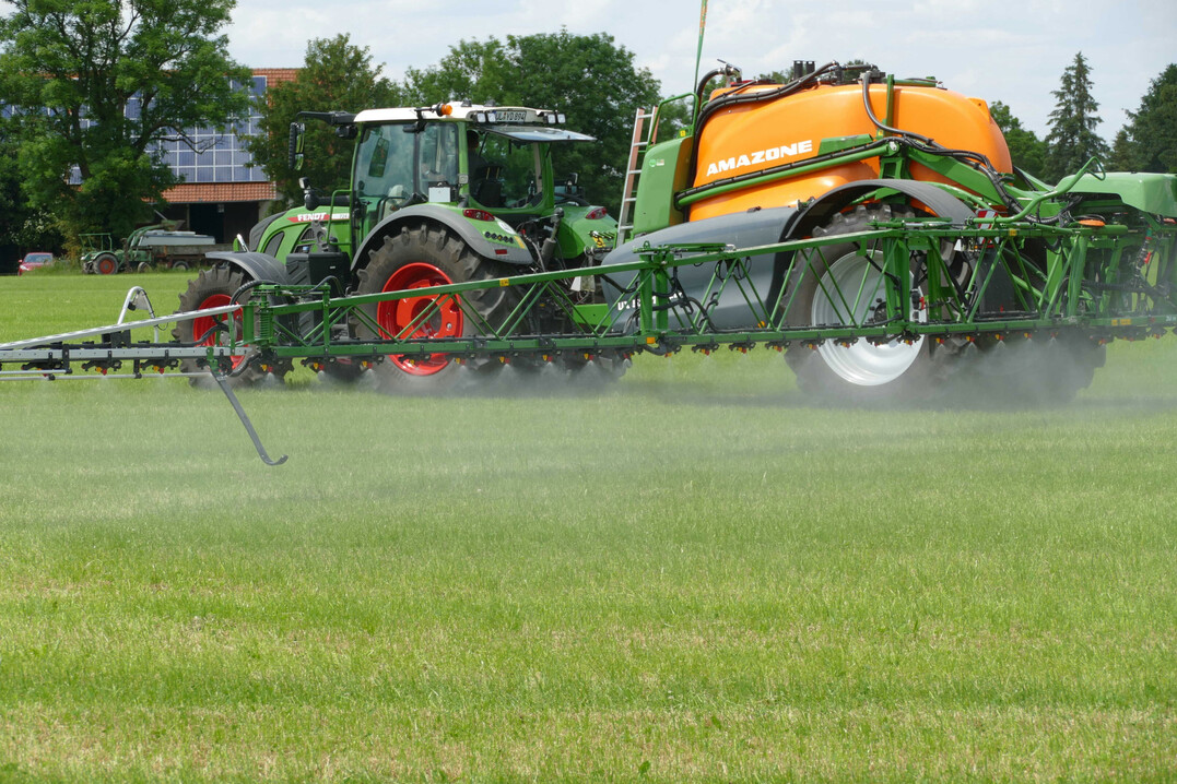 Seit 2020 gilt in Baden-Württemberg das Biodiversitätsstärkungsgesetz mit dem Ziel, die Menge an chemisch-synthetischen Pflanzenschutzmitteln um 40 bis 50 Prozent zu reduzieren.