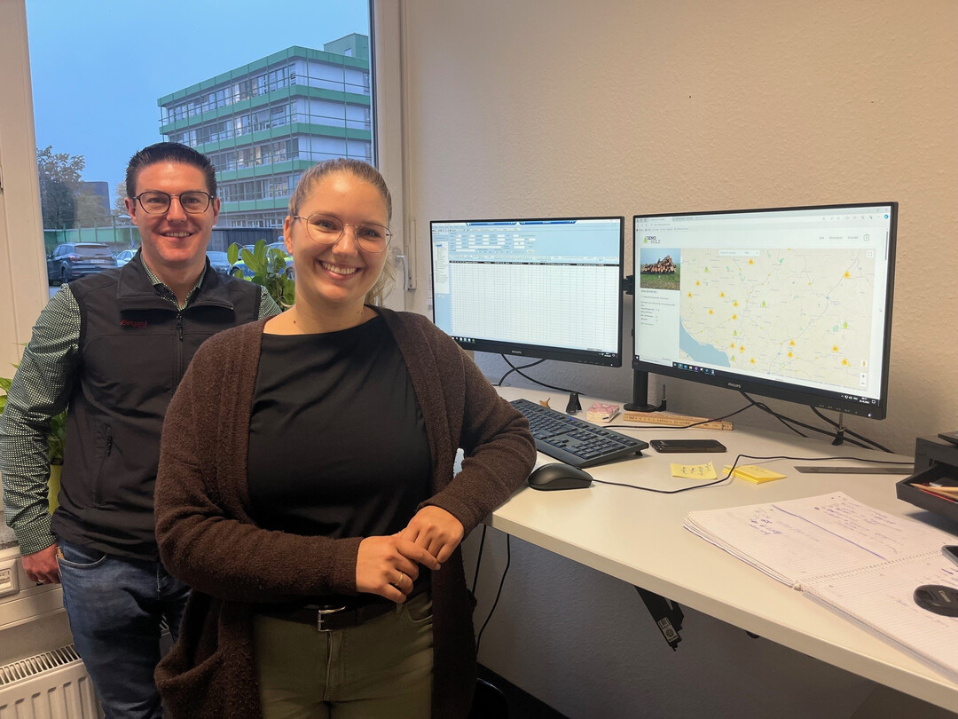 Freuen sich �ber den neuen Online-Shop: Sebastian Hornstein und Saskia Reise von Genoholz erl�utern den digitalen Brennholzverkauf auf der Gesch�ftsstelle in Weingarten.