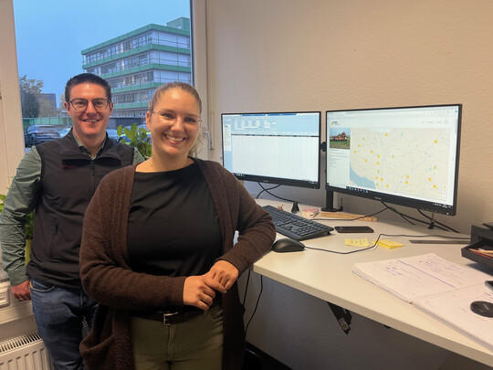 Freuen sich über den neuen Online-Shop: Sebastian Hornstein und Saskia Reise von Genoholz erläutern den digitalen Brennholzverkauf auf der Geschäftsstelle in Weingarten.