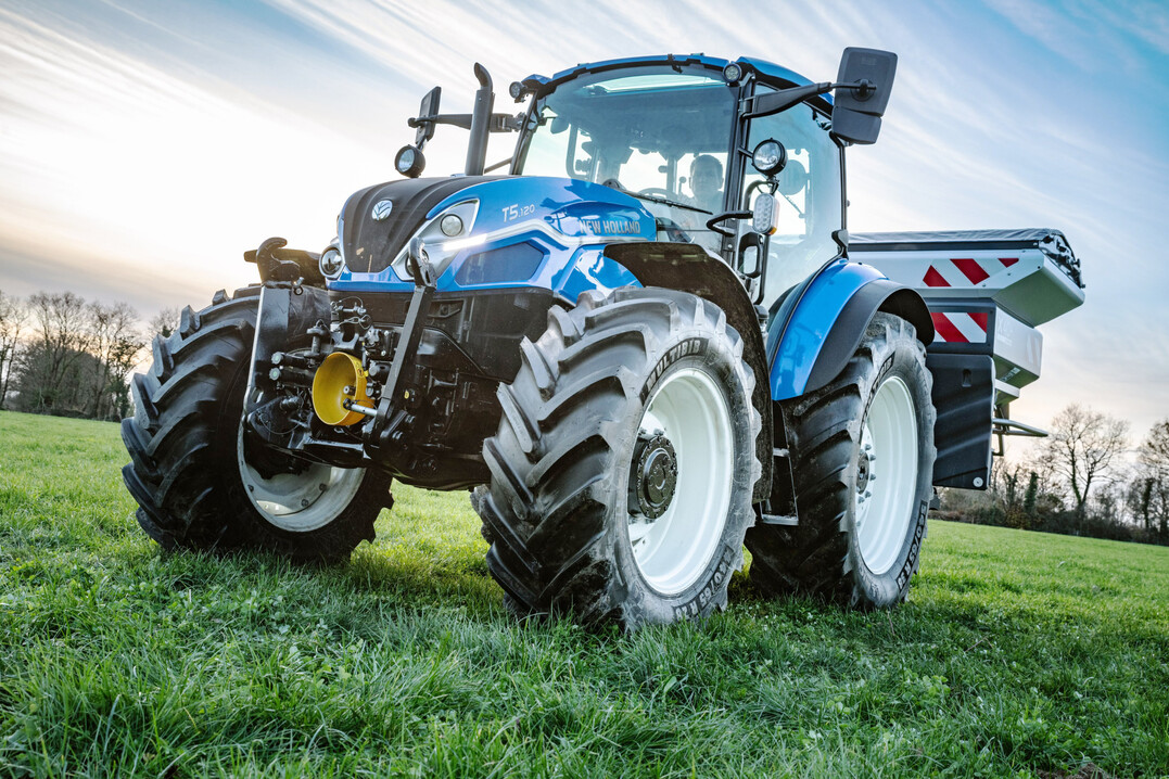 Äußerlich sind die T5 Dual Command-Traktoren an der neuen Motorhaube erkennbar.