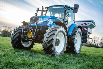 Äußerlich sind die T5 Dual Command-Traktoren an der neuen Motorhaube erkennbar.