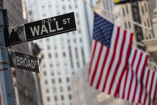 Die New Yorker Wall Street, das Herz der US-B�rsenwelt, zieht Anleger weltweit an und pr�gt mit ihren Kursbewegungen die globale Wirtschaft.