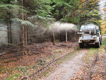Bodenschutzkalkung im Wald mit Verblaseger�t.