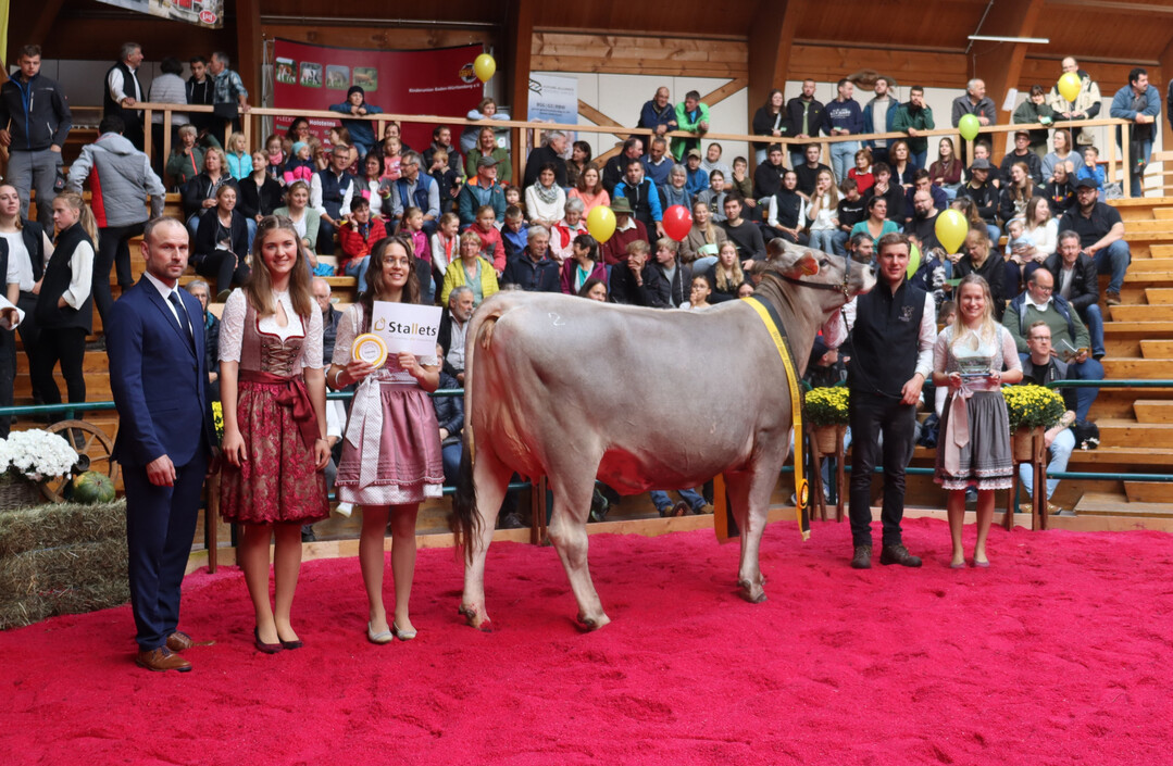 Huge Sg-Tochter Inata von der Friedrich und Nikolas Sauter GbR, Bad Wurzach, wurde Euterchampion der Jungkühe.