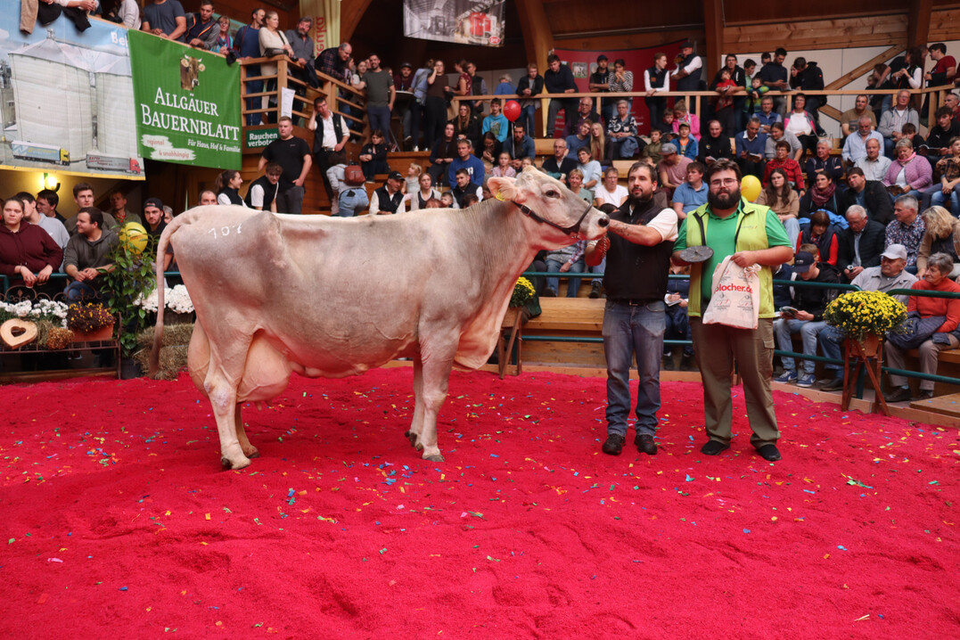 Michael Schmaus erhielt für seine Hurray-Tochter SBS Natalie einen Sonderpreis für die höchste Lebensleistung.