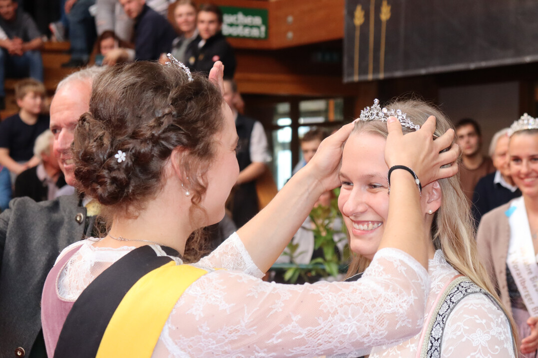 Unter großem Applaus wurde Lisa-Marie Renz zur Braunviehkönigin 2024 bis 2026 gekrönt.
