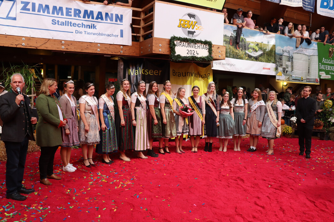 Tanja Hofer, Kißlegg, Christine Kempter, Argenbühl, und Lisa-Marie Renz, Ulm, waren angetreten, um das Amt der Braunviehkönigin von Isabell Allmendinger zu übernehmen.