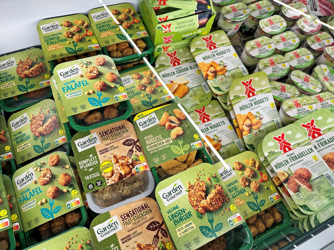 Auswahl fleischloser Alternativen im Supermarkt.