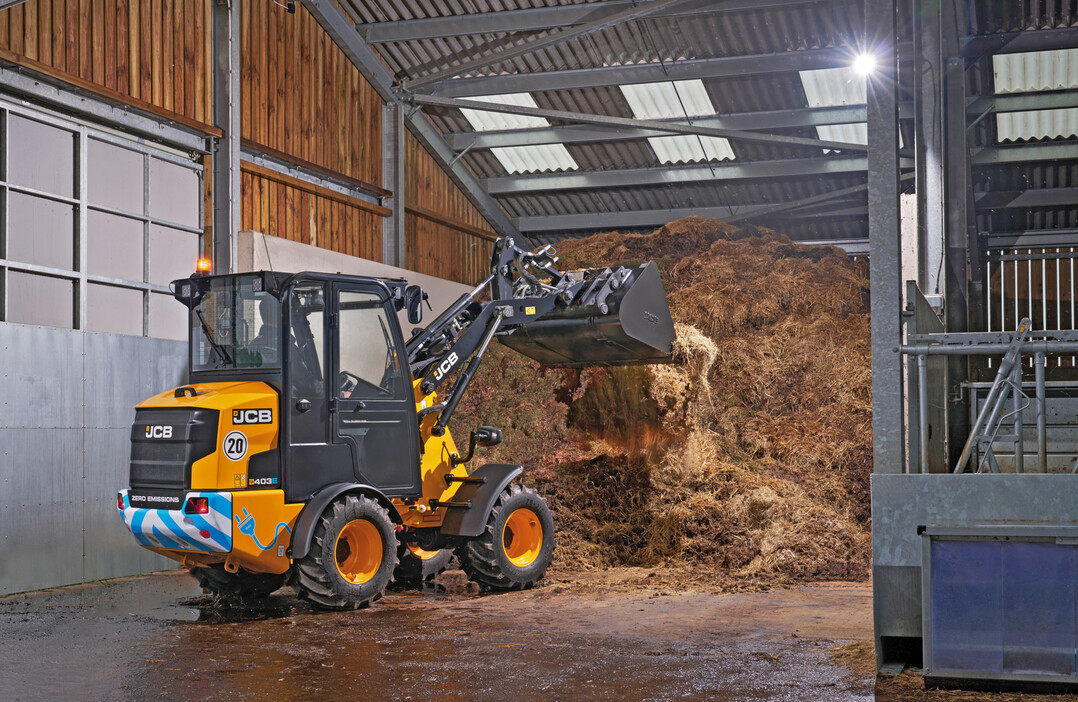 Der Kompaktradlader 403 E-Tech hat jetzt eine Kabine.