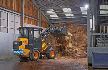 Der Kompaktradlader 403 E-Tech hat jetzt eine Kabine.