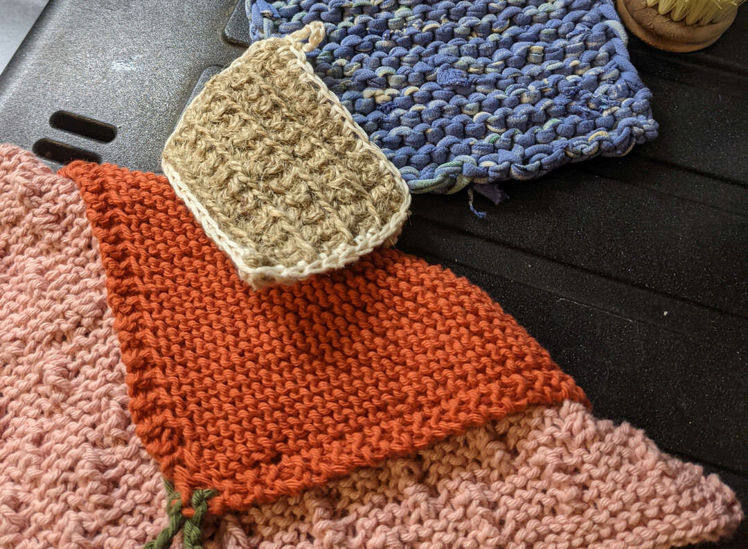 Selbstgemachte Sp�lt�cher und Schw�mme sind plastikfrei und nachhaltig.