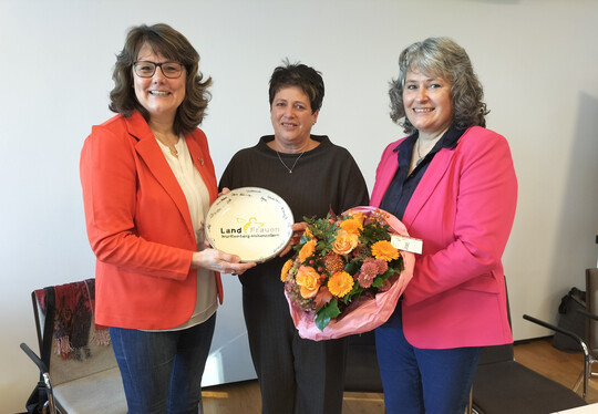 Nach 15 Jahren an der Spitze der Landfrauen W�rttemberg-Hohenzollern kandidierte Juliane Vees (l.) nicht erneut. Die bisherigen Vizepr�sidentinnen Christa Fuchs und Doris H�rle (r.) �berreichten ihr zum Abschied aus dem Amt eine Schale, auf der alle Kreisvorsitzenden unterzeichnet haben sowie einen Blumengru�.