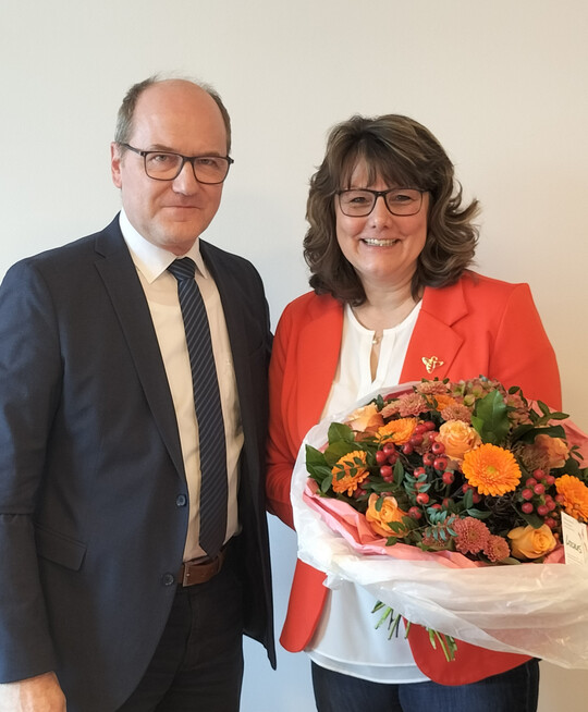 F�r eine �ber Jahre hinweg gute und vertrauensvolle Zusammenarbeit bedankte sich LBV-Vizepr�sident Hans-Benno Wichert bei der scheidenden Pr�sidentin Juliane Vees.