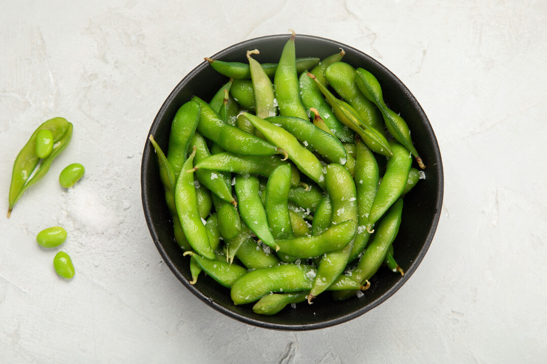 Gekochte Edamame, mit etwas Salz bestreut, sind ein gesunder Snack.