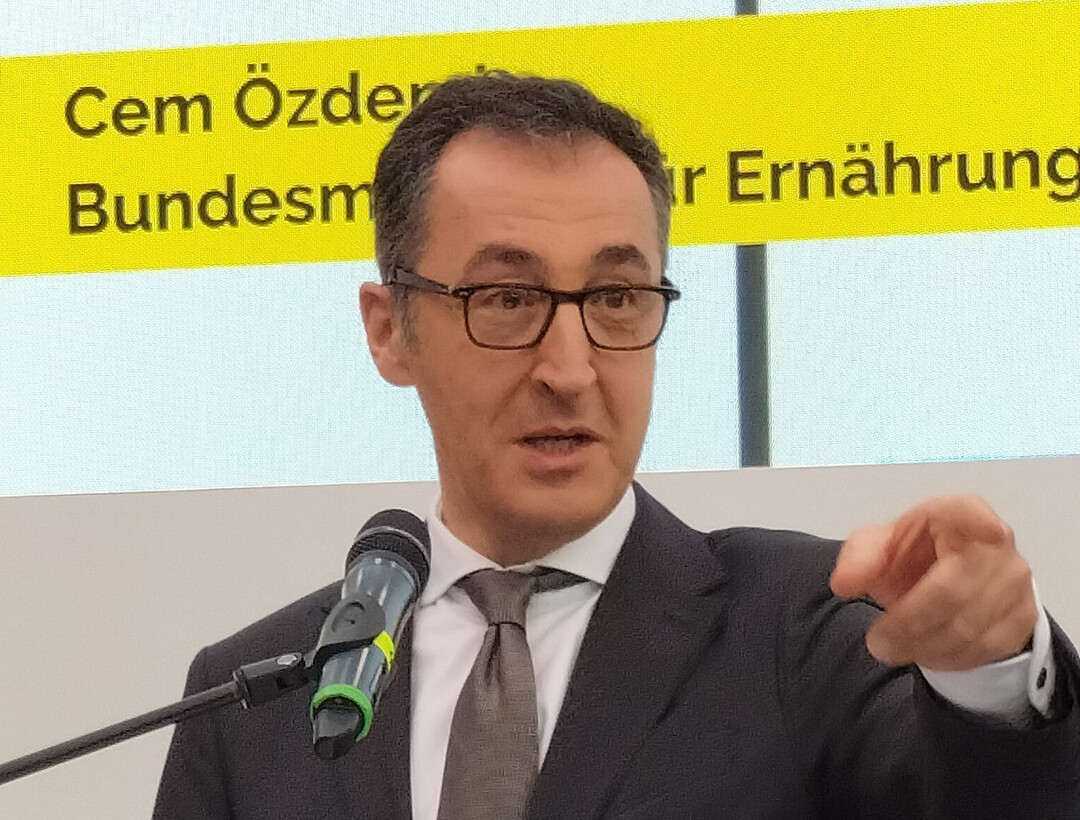 Bundeslandwirtschaftsminister Cem �zdemir beim Besuch der Messe Fruchtwelt Bodensee