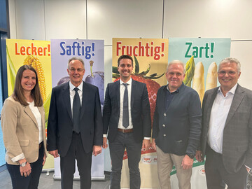 Das neue F�hrungsteam der OGA / OGV Nordbaden, von links: Die neue Vorstandsvorsitzende Dr. Carina Bletscher, Gesch�ftsf�hrer Hans Lehar, Vertriebsgesch�ftsf�hrer Falk Schlusnus, der bisherige Vorstandsvorsitzende Bodo M�nich und der Aufsichtsratsvorsitzende Andreas Hoffmann. ���