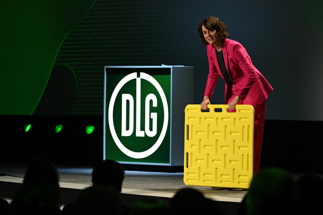 3 Moderatorin Heike Zeller führte durch den Abend mit einer eher ungewöhnlichen Requisite.