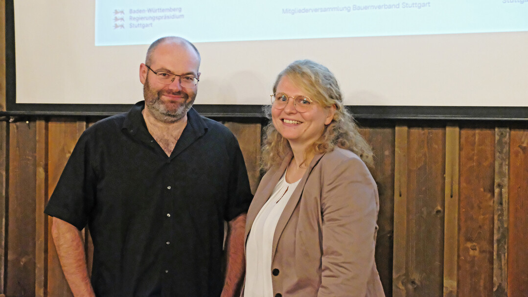 Dr. Jochen Brust, Vorsitzender des Bauernverbandes Stuttgart, dankt Julia Eisele vom Regierungspr�sidium Stuttgart f�r ihren Vortrag �ber die wertvollen Stuttgarter B�den.