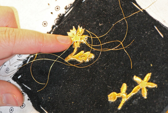 Die Goldstickerei ist ein filigranes Handwerk, das nur noch wenige ausüben.