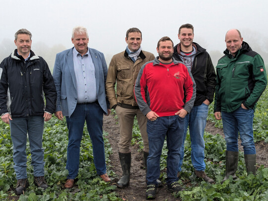 Von links: Michael Zettel und Karl Endri� vom KBV Biberach-Sigmaringen, die Landwirte Hubert Henle, Lukas Bidmon und Linus Habdank von der Betriebsgemeinschaft Laupheim-Wain und Michael Ziesel vom Landwirtschaftsamt Biberach auf der Rapsversuchsfl�che in Laupheim.