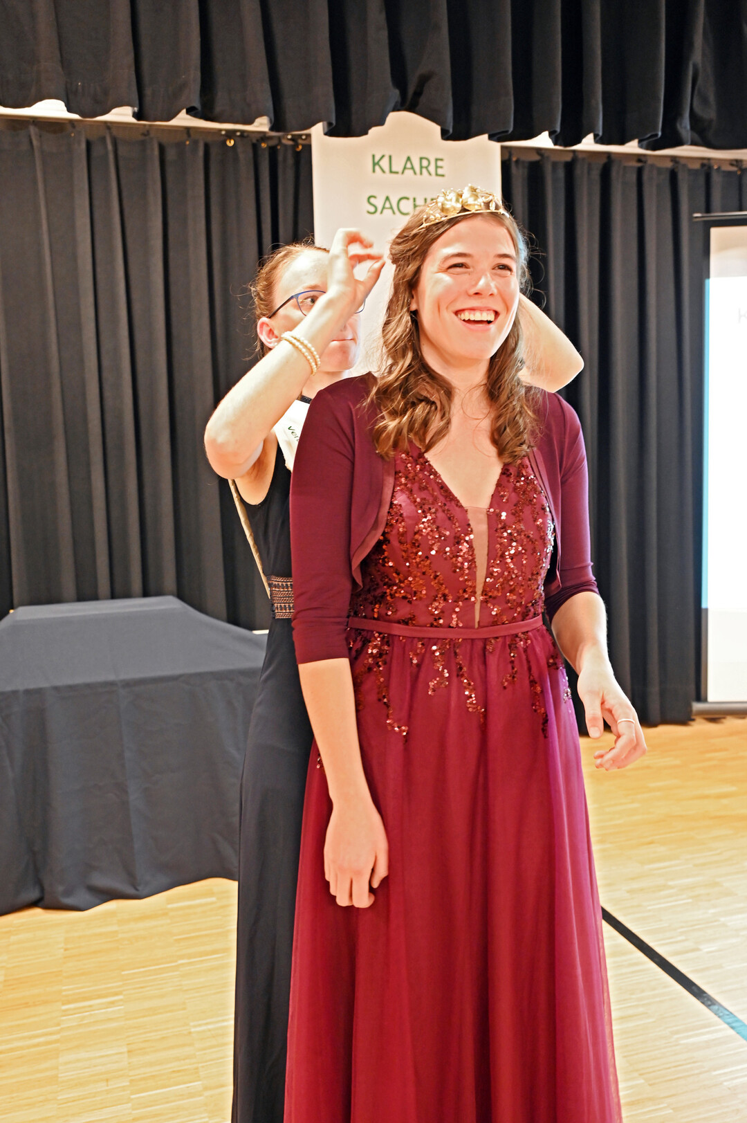 K�r der 1. deutschen Destillathoheit: Die Kr�nung von Anna Steinmann durch ihre Lea Klatt, die letzte Destillathoheit des Nordw�rttemberger Landesverbandes.