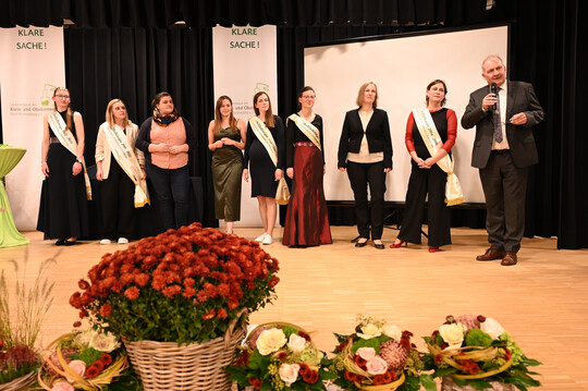 Alle acht ehemaligen Destillatk�niginnen auf der B�hne