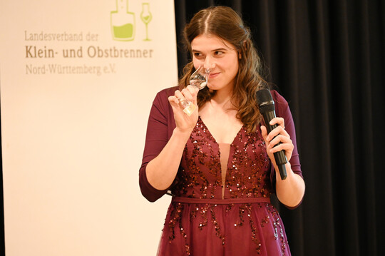 Anna Steinmann bei der Blindverkostung.