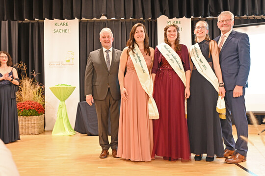 Karl M�ller und Alois Gerig rahmen die Hoheiten ein.