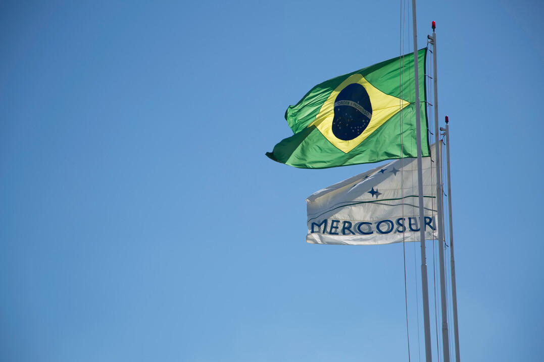 Brasilianische Flagge und Mercosur.