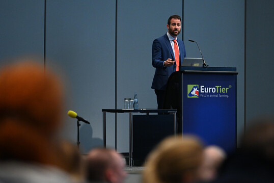 Nicol� Cinotti vom International Poultry Council verwies in seinem Vortrag auf den vergleichsweisen g�nstigen CO2-Fu�abdruck in der Wertsch�pfungskette Gefl�gel. 