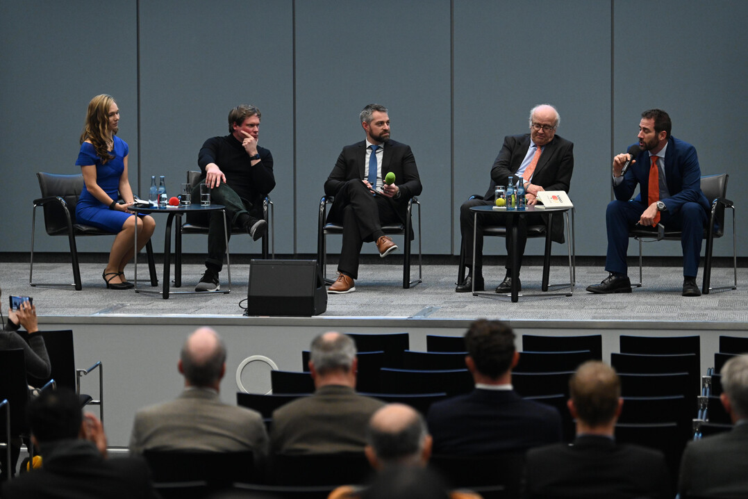 EuroTier 2024 in Hannover: Podiumsdiskussion auf der International Poultry Conference. V.l.n.r.: Moderation Ilka Groenewold, Dr. Malte Rubach, Nutritional Scientist & Author, Brian Earnest, CoBank, Lead Protein Industry Analyst, Leopold Graf von Drechsel, Pr�sident EPC, Nicol� Cinotti, IPC Secretary General.