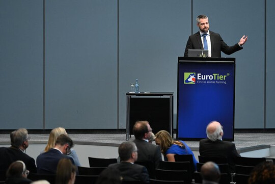 Analyst Brian Earnest von US-amerikanischen Genossenschaftsbank CoBank erl�uterte, wie US-Gefl�gelhalter von staatlichen Klimaschutzprogrammen profitieren. 