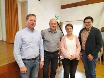 1 K�lber und Rinder profitieren von einer bedarfsgerechten Versorgung und Aufstallung. Darin waren sich (v. l.) Milchviehhalter Alexander Fuchs, Tierarzt und K�lberblogger Dr. Peter Zieger, Silke Br�ndle-Maier, Fachbereich Landwirtschaft am Landratsamt (LRA) Sigmaringen, und Tobias Gumpper, Fachbereichsleiter Landwirtschaft am LRA Sigmaringen, einig. Auf dem Bild fehlt der dritte Referent, Dr. Christian Koch, Leiter des Hofguts Neum�hle in Rheinland-Pfalz. Er war krankheitsbedingt online zugeschaltet.