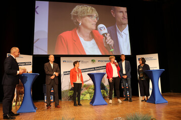 Volles Haus beim VR-Agrartag im Kulturhaus Schloß Laupheim. Es diskutierten (v. l.) Moderator Oliver Knab, die Übergeber Dr. Josef Günter und Erika Günter, Rosi Geyer-Fäßler, LBV-Vizepräsidentin, Dr. Enno Bahrs, Uni Hohenheim, und Barbara Kathrein, entra Beratung agrar.