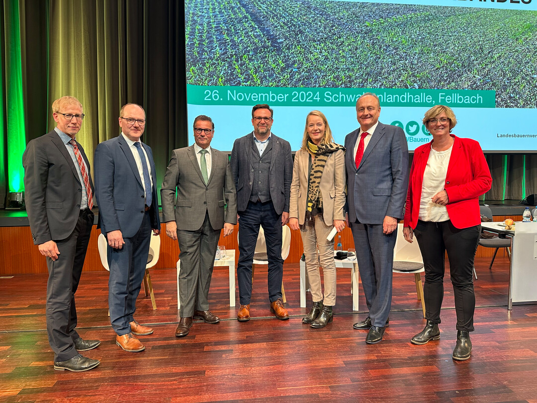Mitgliederversammlung im Landesbauernverband 2024 (v. l.): LBV-Geschäftsführer Marco Eberle, LBV-Vizepräsident Hans-Benno Wichert; Landwirtschaftsminister Peter Hauk; Moderator und BWagrar-Chefredakteur Guido Krisam; Umweltministerin Thekla Walker; LBV-Präsident Joachim Rukwied und LBV-Vizepräsidentin Roswitha Geyer-Fäßler.