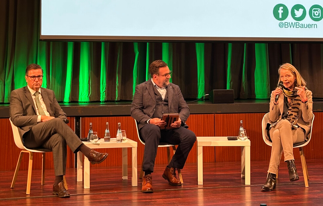 Mitgliederversammlung im Landesbauernverband 2024. Talk mit Landwirtschaftsminister Peter Hauk (l.) und Umweltministerin Thekla Walker (r.), moderiert von BWagrar Chefredakteur Guido Krisam.