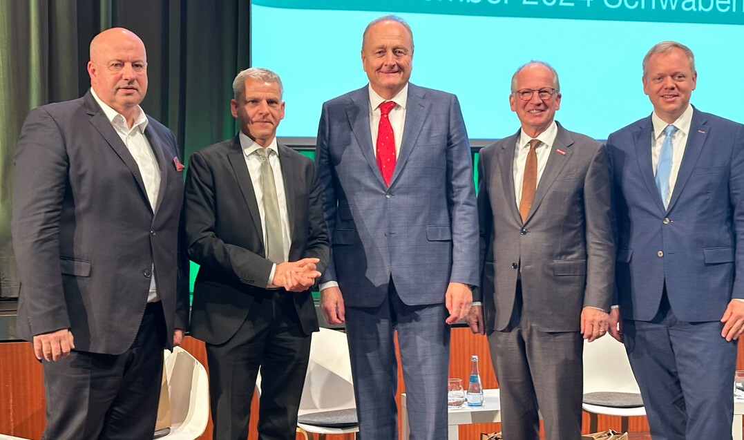 Mitgliederversammlung im Landesbauernverband 2024. Die Diskussionsteilnehmer (v.l.) Jürgen Mäder, Vorstand EDEKA Südwest; Rainer Reichhold, Präsident von Handewerk BW; LBV-Präsident Joachim Rukwied; Dr. Patrick Rapp, Staatssekretär im MInisterium für Wirtschaft, Arbeit und Tourismus und Dr. Matthias Neth, Präsident im Sparkassenverband Baden-Württemberg.