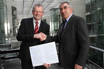 Milchbauern- und DBV-Vizepräsident Udo Folgart mit dem Alois Gerig, dem Vorsitzenden des Ausschusses für Ernährung und Landwirtschaft des Bundestags