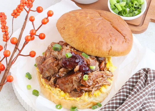 Thankgsgivinggenuss mit dem Put: Der Pulled Turkey Brioche-Burger � ein Rezeptvorschlag der IDEG Kampagne.
