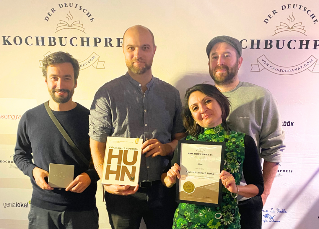 Im Bild (v. l.): Vincent Fricke (Autor), Ingmar Jaschok-Hops (Autor), Vivi D’Angelo (Fotografin) und Josh Flatow (Foodstylist).